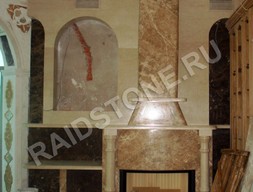 Облицовка камина, стены и банкетки из 3-х видов мрамора