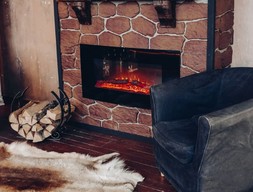 Камин из коричневого травертина