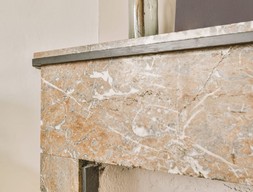 Камин светлый из травертина