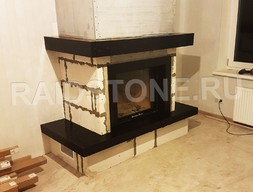 Облицовка банкетки камина гранитом Блэк Гелекси