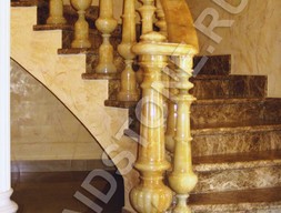 Ступени из мрамора, балясины с поручнем-оникс