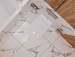 Пол из мрамора Волокас бело-серый