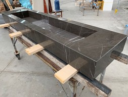 Раковина из мрамора Неро Маркина с полированной поверхностью