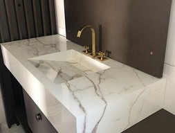 Щелевая раковина из белого камня