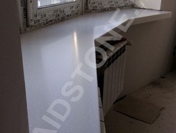 Подоконник из кварца светлого оттенка Старон