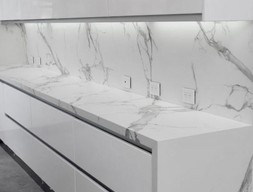 Столешница из светлого кварцевого агломерата