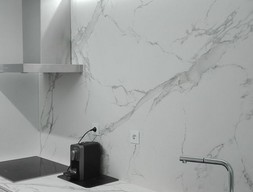 Столешница из белого кварцевого агломерата