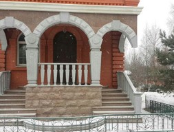 Замковый камень из гранита Роял Вайт G603