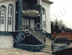 Колонны, облицованные мрамором Верде Гватемала