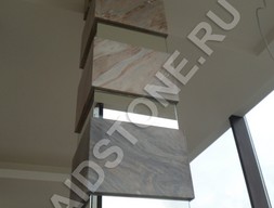 Колонны, облицованные мрамором Палиссандро