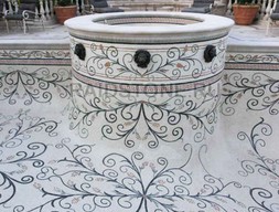 Облицовка фонтана в бассейне мраморной мозаикой