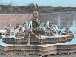 Фонтан из гранита со скульптурами