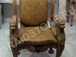 Травертиновый стул со скульптурными элементами