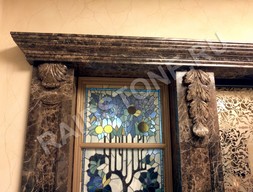 Скульптурные элементы на дверном проеме