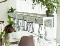 Барная стойка из бело-зеленого мрамора