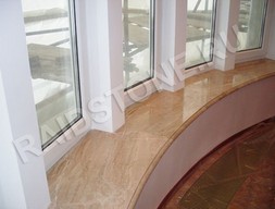 Подоконник из мрамора Breccia Onichiato эркерный