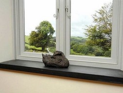 Гранитный черный подоконник