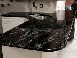 Столешница для кухни из черного гранита Блэк Космик