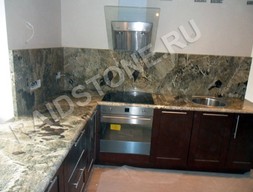 Столешница с фартуком для кухни из гранита Крейзи Хорс