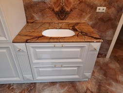 Столешница из мрамора Бидасар Голд для ванной