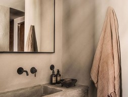 Столешница с прямоугольной раковиной из коричневого мрамора