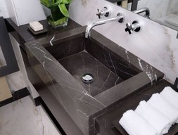 Столешница с раковиной из мрамора Неро Маркина с поверхностью антик