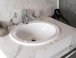 Столешница с круглой белой раковина из мрамора