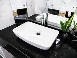 Столешница с прямоугольной раковиной из белого мрамора