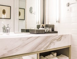 Столешница с раковиной прямоугольной формы  (коричневый мрамор)